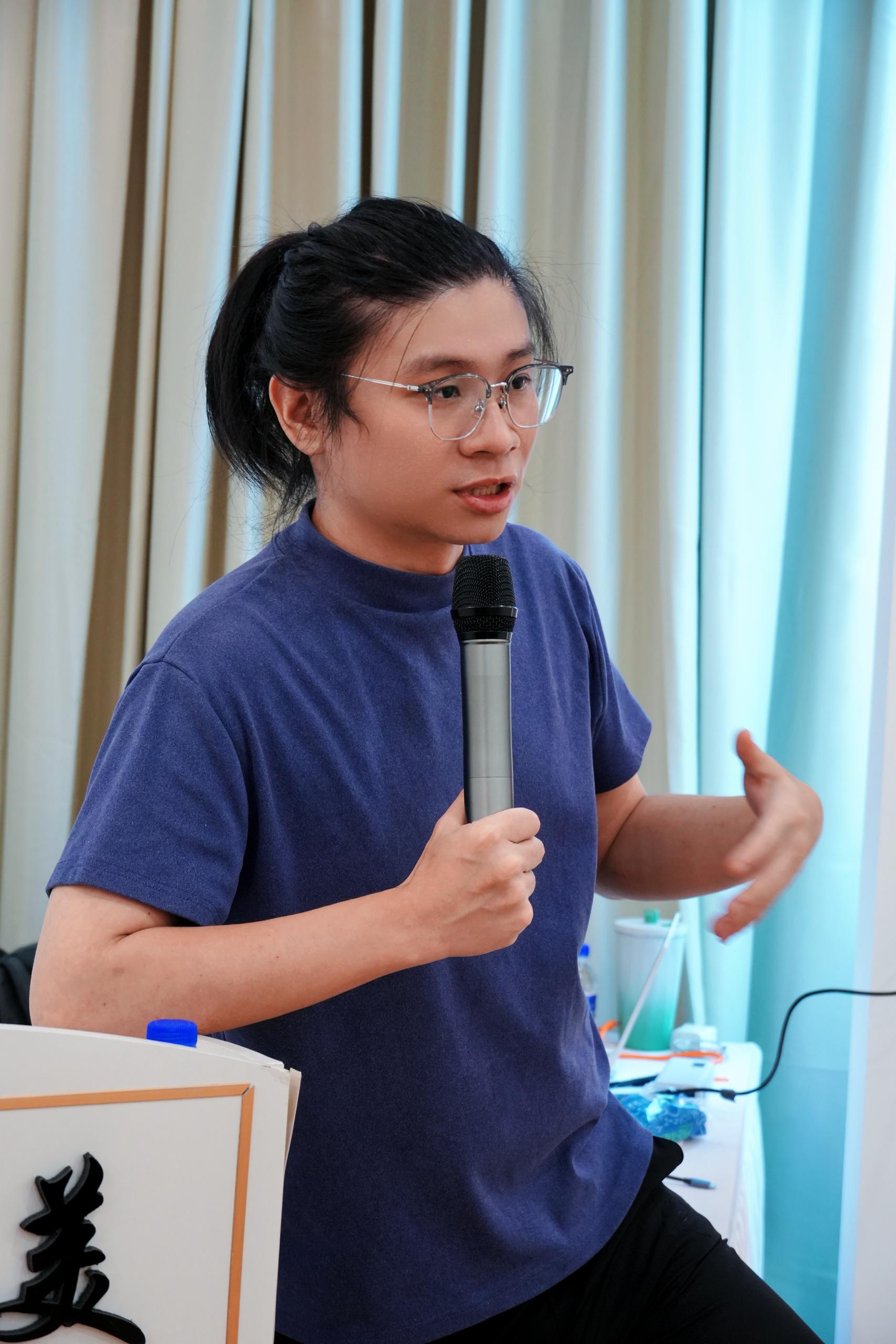 麻哥与学员互动